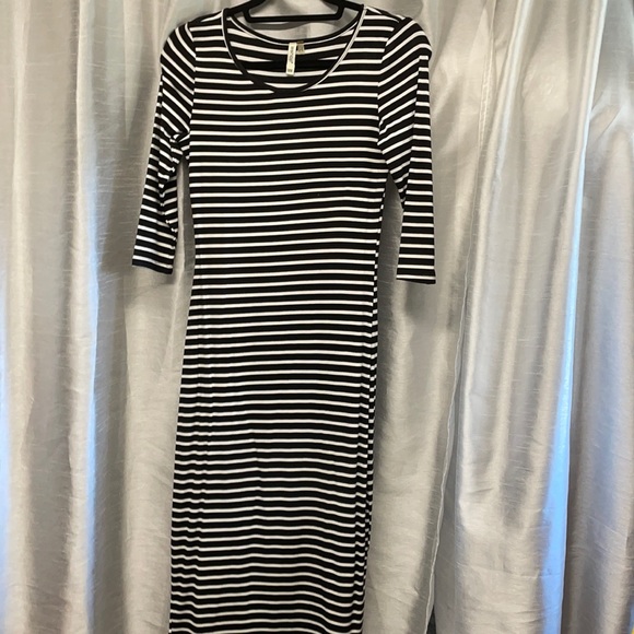 Black and white stripe dress - Picture 3 of 4